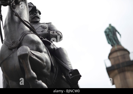 Equestre in bronzo statua di Re Edoardo VII da Sir Bertram MacKennal con il Duca di York colonna dietro a Londra Foto Stock