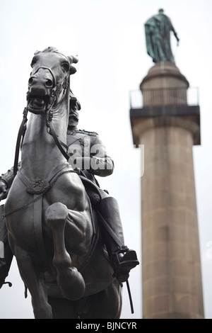 Equestre in bronzo statua di Re Edoardo VII da Sir Bertram MacKennal con il Duca di York colonna dietro a Londra Foto Stock