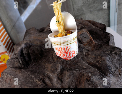 Un display mostra tagliatelle sopravvivere un apocalittico esplosione mentre elementi come i telefoni cellulari sono distrutti in un museo in Osaka Foto Stock