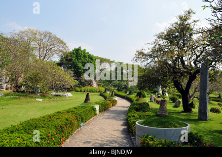 Parco asiatici, sentiero lastricato in posizione di parcheggio Foto Stock