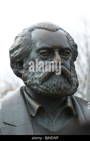 Statua di Karl Marx padre a Marx ed Engels Forum di Berlino Est Foto Stock