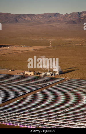 Vista aerea del Nevada Solar una stazione di generazione, il concentrato più grande centrale solare al mondo nella città di Boulder, NV. Foto Stock