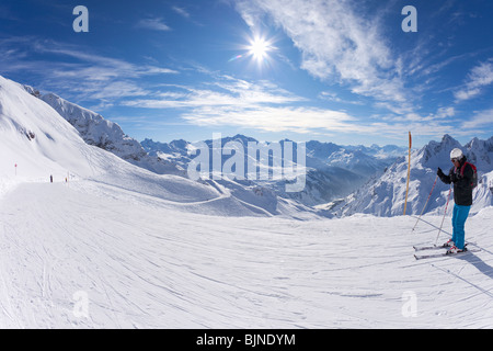 Balmen pista rossa da Trittkopf Zurs St San Anton am Arlberg in inverno la neve Alpi austriache Austria Europa Foto Stock