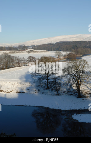 Il famoso Ruskin la vista guardando attraverso il fiume Lune a Kirkby Lonsdale in inverno con neve sul terreno Foto Stock