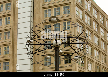 Il Weltzeituhr world time clock in piazza Alexanderplatz Berlin Mitte Germania Foto Stock