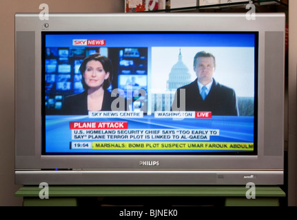 Schermo TV che trasmette Sky News channel Foto Stock