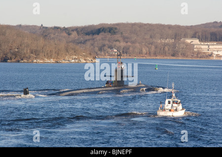 Un US Navy Los Angeles classe attacco rapido di sub e il suo US Coast Guard escort nel fiume Tamigi, Groton, Connecticut Foto Stock