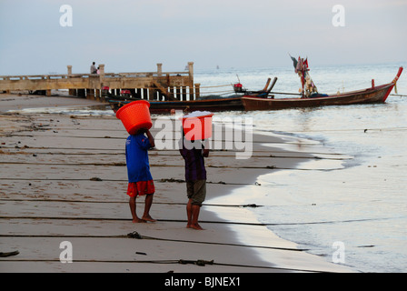 Spiaggia di sabbia con i pescatori di Ban Nam Khem, Thailandia Foto Stock