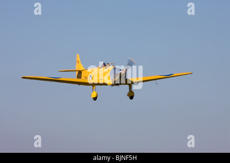 Miglia M14un falco Trainer (Magister) T9738 G-AKAT in volo a Breighton Airfield Foto Stock