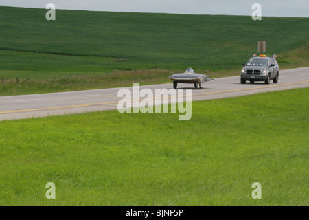 Auto solare sulla loro cross country gara sulla Trans Canada highway vicino a Calgary, Alberta, Canada nel 2007 Foto Stock