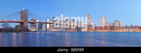 Il Ponte di Brooklyn e la parte inferiore di Manhattan come si vede dal ponte di Brooklyn Park all'alba. Foto Stock