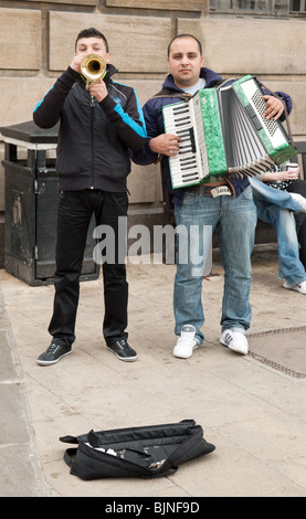 Due buskers suonare il clacson e la fisarmonica in piazza del mercato, Cambridge, Regno Unito Foto Stock