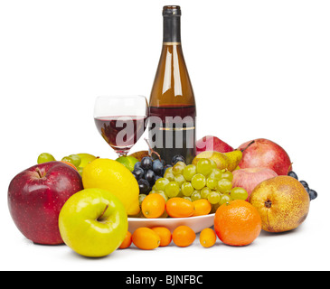 Bottiglia e un bicchiere di vino rosso tra la frutta - still life Foto Stock
