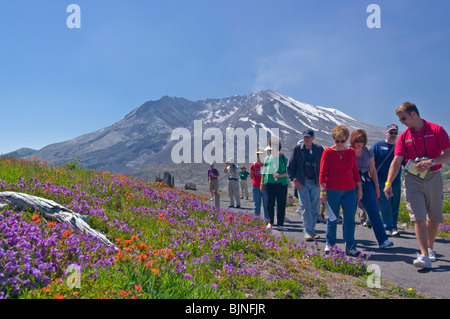 Guida mostra un gruppo di turisti intorno al centro visitatori a Mount Saint Helens nello Stato di Washington Foto Stock