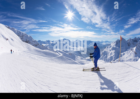 Balmen pista rossa da Trittkopf Zurs St San Anton am Arlberg in inverno la neve Alpi austriache Austria Europa Foto Stock
