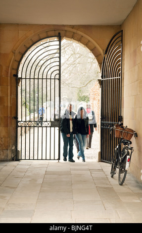 Studenti universitari a piedi; Old Court, Clare College Cambridge University, UK - concetto di ingresso Università di Cambridge Foto Stock