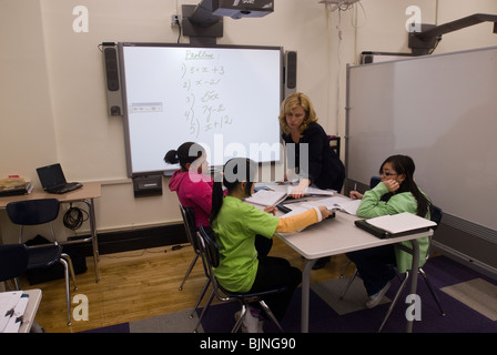 Una lavagna è utilizzato in una tecnologia azionato dopo-scuola matematica programma di Brooklyn a New York Foto Stock