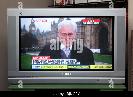 Schermo TV che trasmette Sky News channel Foto Stock