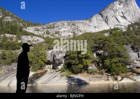 Byorn Barfoed si affaccia sulla piscina smeraldo, nel Parco Nazionale di Yosemite. Foto Stock