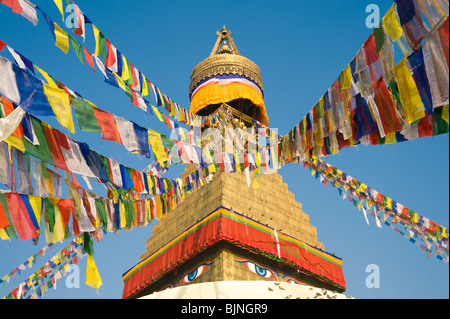 La parte superiore della Stupa Boudhanath con molti tibetani bandiere di preghiera a Kathmandu in Nepal Foto Stock