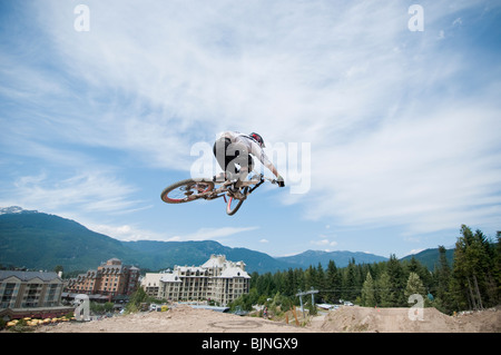 In discesa in mountain bike nel mondo famoso Whistler Bike Park Foto Stock