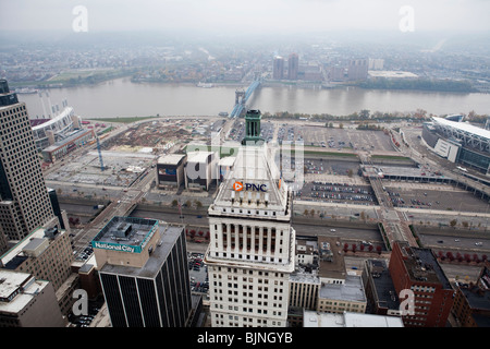 Torri di Cincinnati e il fiume Ohio sotto un cielo nuvoloso. Stati Uniti d'America Foto Stock