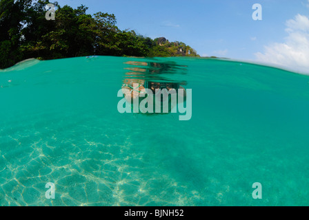 Oltre al di sotto di una donna nelle Isole Similan, Mare delle Andamane Foto Stock