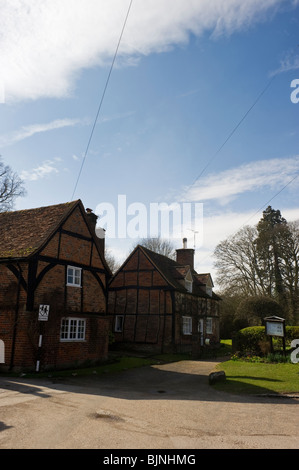 Tradizionale in rosso mattone costruito case con travi di legno e case nel villaggio di Turville Buckinghamshire REGNO UNITO Foto Stock