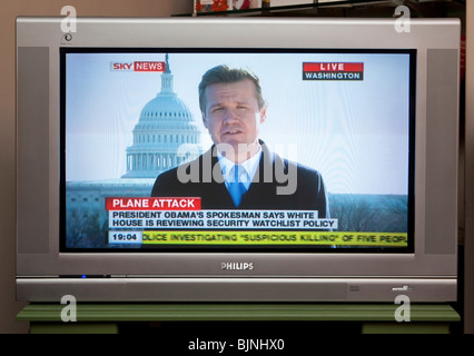 Schermo TV che trasmette Sky News channel Foto Stock