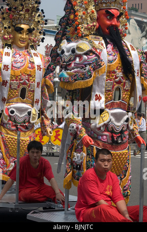 Fuochi d'artificio e una processione di divinità segnerà la fine del nuovo anno lunare festeggiamenti a Taichung, Taiwan Foto Stock