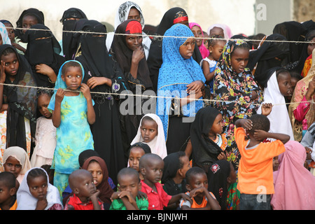 Il swahili donne alcuni indossano vestiti tradizionali guardare i tradizionali festeggiamenti Maulidi Foto Stock