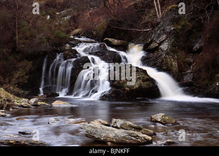 La caduta d'acqua di Pistyll Rhyd-y-meinciau (aka Rhiwargor cade) sul fiume Eiddew vicino a Lake Vyrnwy nel Galles del Nord Foto Stock