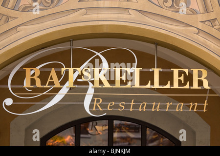 Un segno pubblicizza il ristorante Ratskeller a Ulm in Germania. Foto Stock