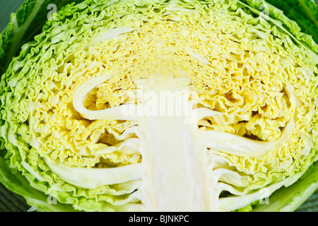 In prossimità di metà fette di cavolo verde testa Foto Stock