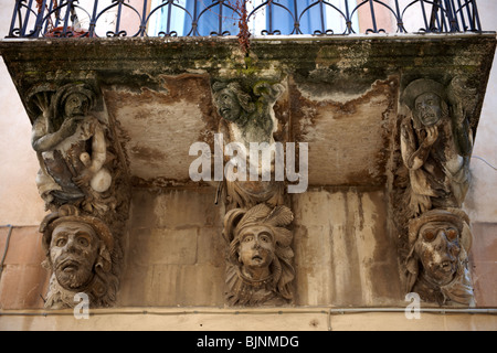 Palazzo barocco Cosentini scolpito balcone beccatelli, Ragusa Ibla, Sicilia Foto Stock