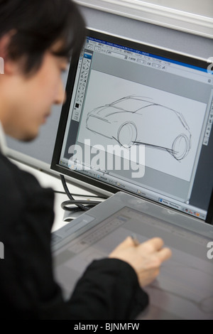 Designer al lavoro su un modello della 'Nissan Leaf' auto elettriche per la Nissan Design Center, Atsugi, Giappone, 2010. Foto Stock