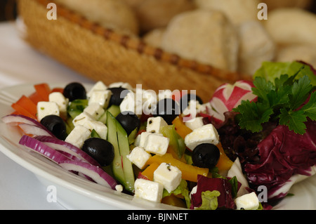 Fresca insalata greca è servita nel ristorante Foto Stock