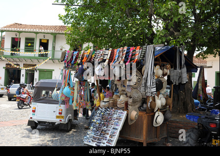 Stallo del mercato nella piazza principale di Santa Fe de Antioquia, una città coloniale una volta il capitale di Antioquia. Foto Stock