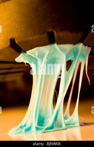 Close up di gomma incollata alla calzatura Foto Stock