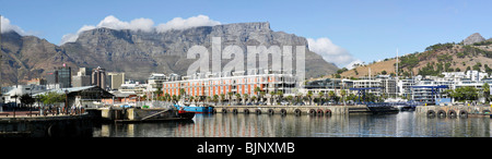 Il Victoria and Alfred Waterfront porto e la Table Mountain di Città del Capo in Sud Africa Foto Stock