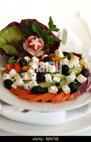 Fresca insalata greca è servita nel ristorante Foto Stock