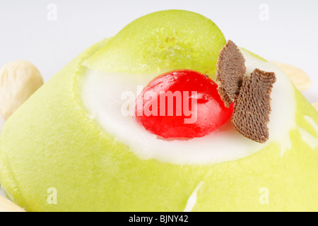 Close-up di un mini cassata siciliana con pezzi di frutta candita e cioccolatini Foto Stock