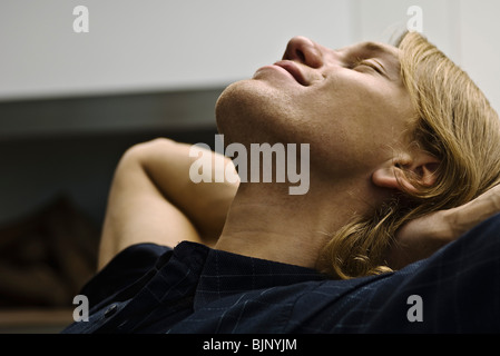 Uomo che daydreaming Foto Stock