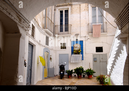 Strette vie medievali di Bari vecchia, Puglia Italia Foto Stock