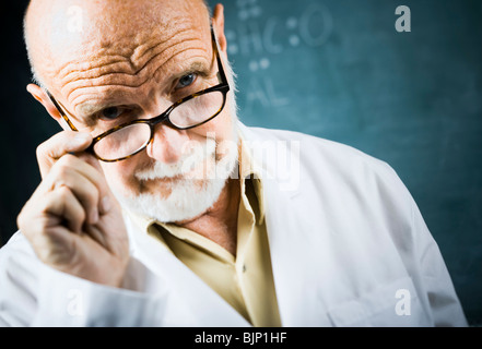 Close up dei maschi di insegnante di scienze Foto Stock