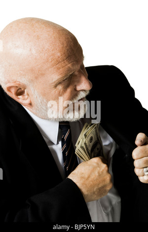 Primo piano di imprenditore metterci le banconote in tasca Foto Stock