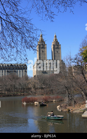 Rowboating sul lago in New York City Central Park Foto Stock