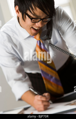 Uomo al telefono Foto Stock