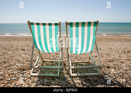 Due sedie a sdraio sulla spiaggia Foto Stock