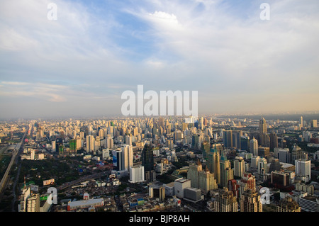 Lo skyline della citta' al tramonto. Bangkok in Thailandia Foto Stock